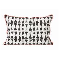 Ferm Living pude Worn Triangle - 40 x 60 cm