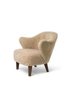 Audo Copenhagen - Ingeborg, Lounge Chair, Oak Legs, Upholstered With PC3L, Dark Stained Oak, EU - HR Foam, Sheepskin Curly (Honey), Sheepskin Curly, Skandilock