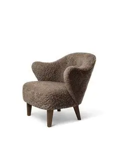 Audo Copenhagen - Ingeborg, Lounge Chair, Oak Legs, Upholstered With PC3L, Dark Stained Oak, EU - HR Foam, Sheepskin Curly (Sahara), Sheepskin Curly, Skandilock