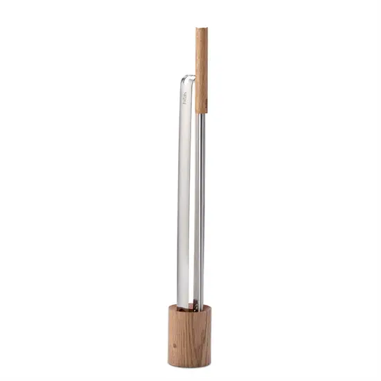 Tre ildværktøjer i en træholder. Metaldele med minimalistisk design og træhåndtag.