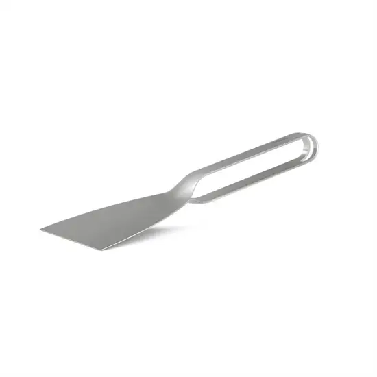 Skraber med fladt, vinklet blad og åben håndtag til ophængning, i et slankt, metallisk design.
