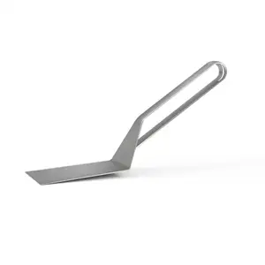 Elegant metalspatel med minimalistisk design, egnet til grillmadlavning.