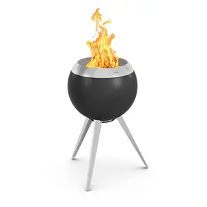 Sort ildkurv med tre ben i metal og flammer, moderne design.