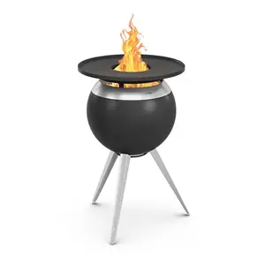 Kugleformet grill med rund plancha-plade, flammer i midten, tre ben for stabilitet.