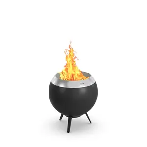 Kugleformet grill med central flamme, flad madlavningsoverflade og tre ben for stabilitet.