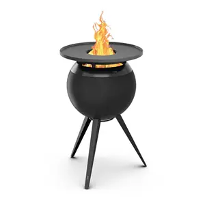 Sort, rund Höfats MOON 45 grill med flammer, trebenet, central åbning.