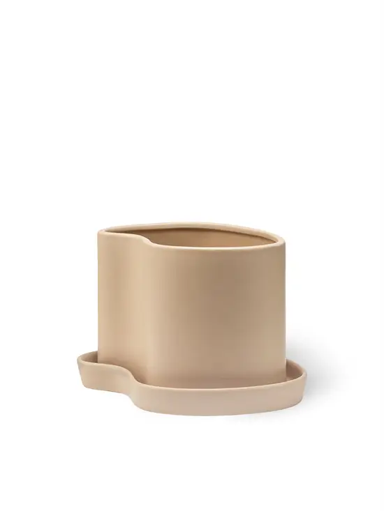 Sandfarvet keramisk potteskjuler med rund form og matchende underskål i mat finish.