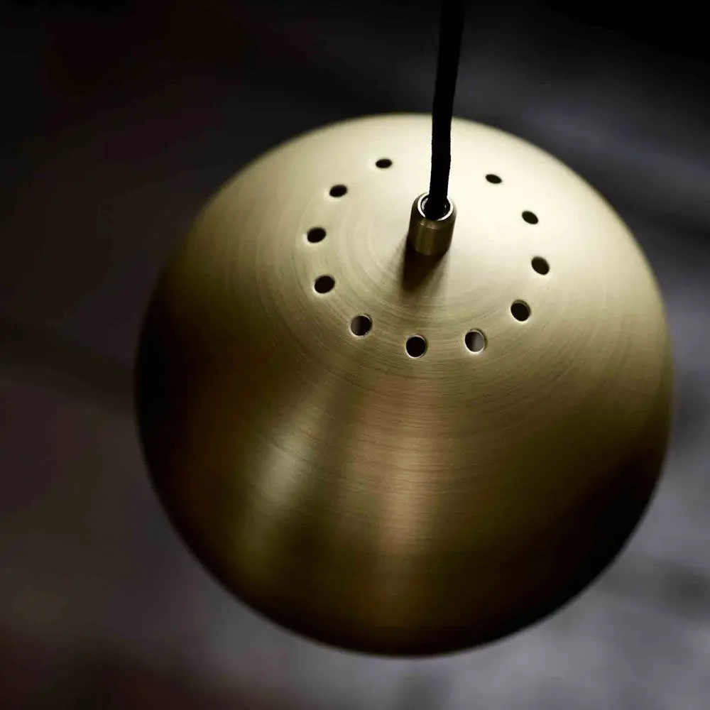 Frandsen Lighting Ball pendel antique messing mat O 18 cm med sort stofledning