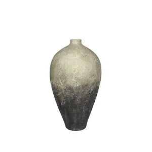 Høj vase med langstrakt form, tekstureret overflade og grå farvegradient fra lys til mørk.