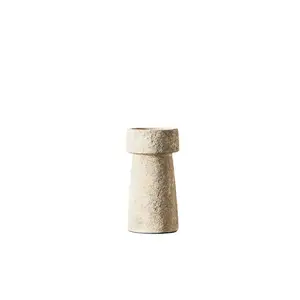 Rustik, cylindrisk lysestage fra Muubs, 16 cm høj, med bred top og rå overflade.