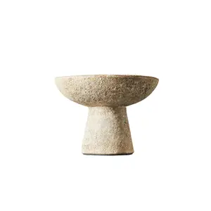 Skål med piedestaldesign, bred top, smal bund, tekstureret overflade, neutral farve.