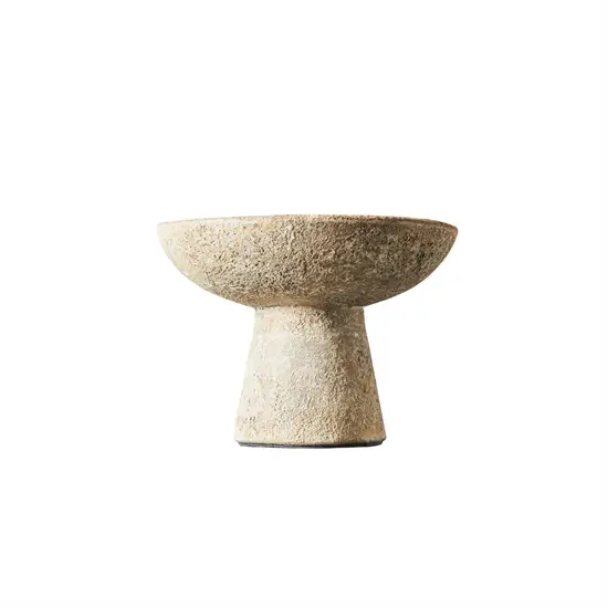 Skål med piedestaldesign, bred top, smal bund, tekstureret overflade, neutral farve.