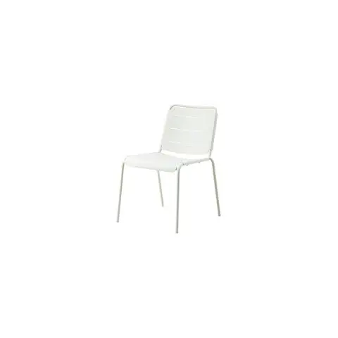 Hvid stol med slatted ryg og sæde, uden armlæn, enkel firebenet design.