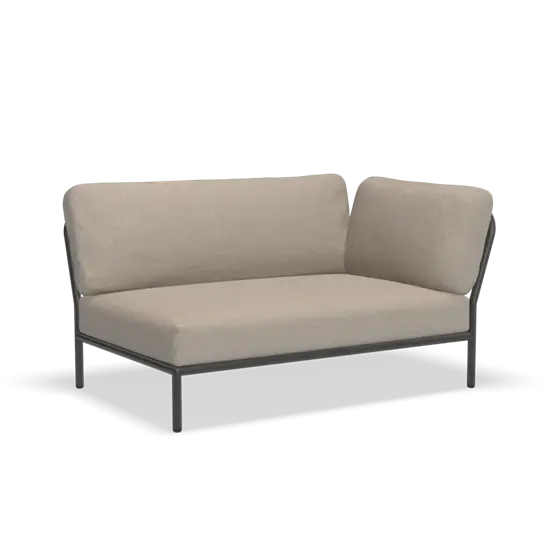 Moderne hjørnesofa med metalramme og beige hynder, elegant design og minimalistisk stil.