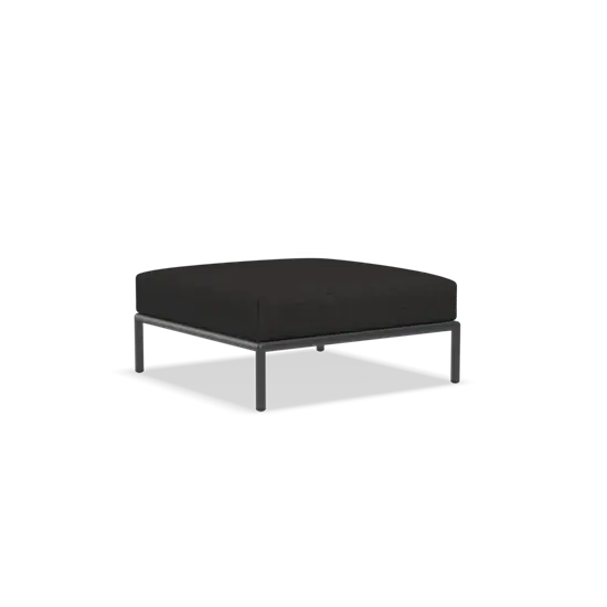 Sooty grå ottoman med minimalistisk design og slankt metalstel.