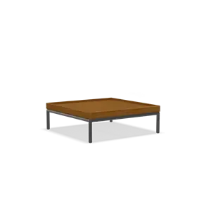 Lav, kvadratisk sidebord med bambusplade og slankt metalstel.