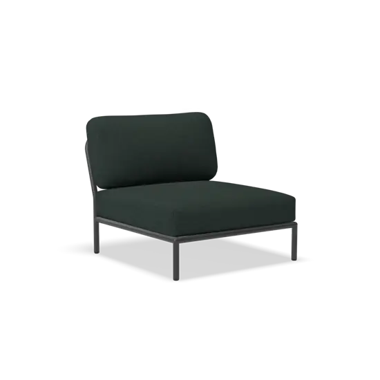 Moderne stol med mørkt stofsæde og ryglæn, slankt metalstel, enkel og stilfuld design.