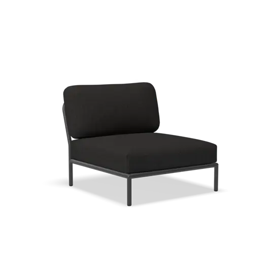Minimalistisk stol i sodet grå stof med rektangulær pude og metalramme.