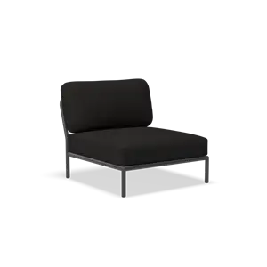 Moderne stol med kulstofstof og minimalistisk metalramme.