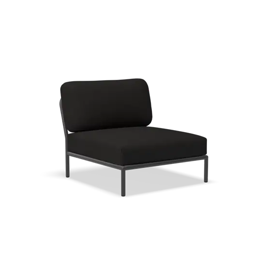 Moderne stol med kulstofstof og minimalistisk metalramme.
