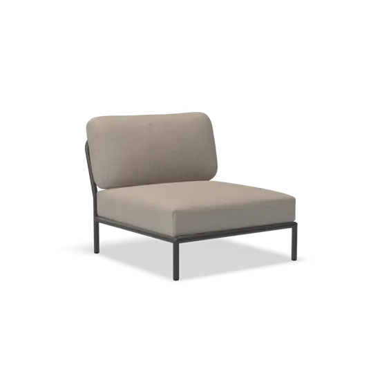 Moderne stol med askefarvet stof, slankt mørkt metalstel og minimalistisk design.