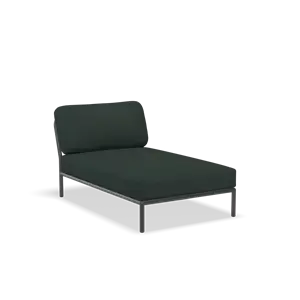 Moderne chaiselong med mørkegrønt stof og metalstel, minimalistisk design.