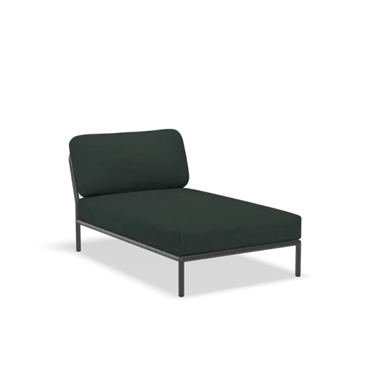 Moderne chaiselong med mørkegrønt stof og metalstel, minimalistisk design.