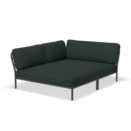 Hjørnesofa med mørkegrønne puder og minimalistisk metalramme mod sort baggrund.