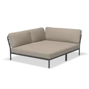 Grå hjørnesofa med minimalistisk design, metalramme og polstring i askefarvet stof.