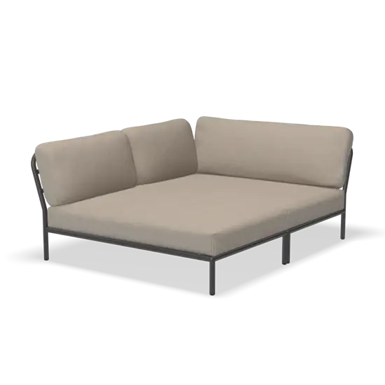 Grå hjørnesofa med minimalistisk design, metalramme og polstring i askefarvet stof.