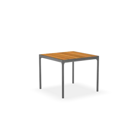 Firkantet bord med bambusplade og metalramme. Enkel og moderne stil.