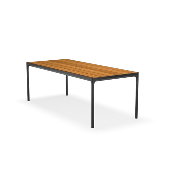 Rektangulært bord med bambusplade og slankt metalstel, måler 210x90 cm.