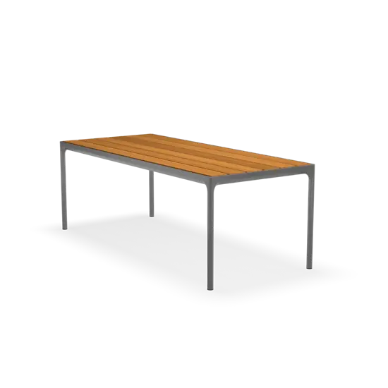 Rektangulært bord med bambusplade og metalramme. Minimalistisk design.