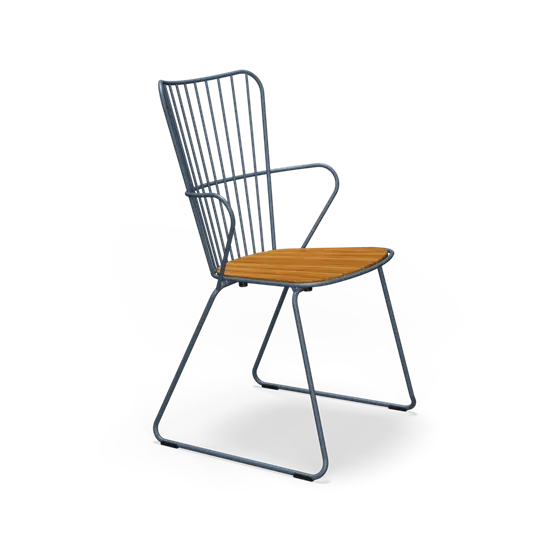 Stol med høj ryg, lodrette stænger, træbesat sæde og metalstel i et minimalistisk design.