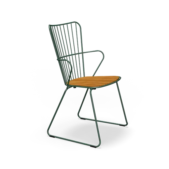 Grønt metalstol med træ sæde, slankt design, velegnet til både indendørs og udendørs brug.