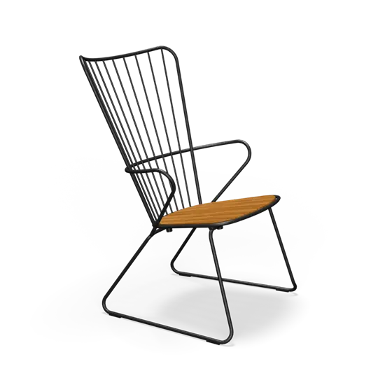 Sort metalramme og træbund på Houe PAON Lounge stol, minimalistisk design til inde- og udendørs brug.