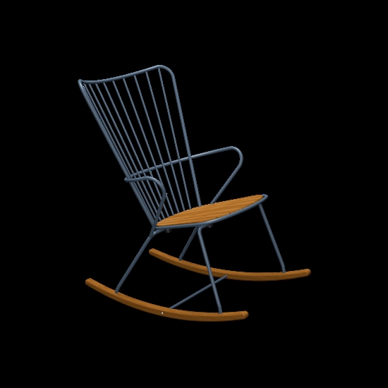 Slank gyngestol med stålramme og træ sæde. Moderne design i profil mod sort baggrund.