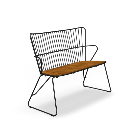 Sort metalbænk med åben ryg og træplade, moderne og minimalistisk design til udendørs brug.