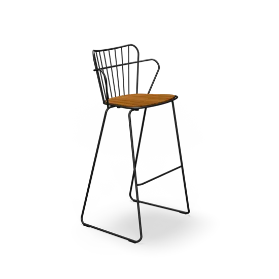 Barstol med sort metalramme, glat træ sæde, lodrette rygspidser, slankt og moderne design.