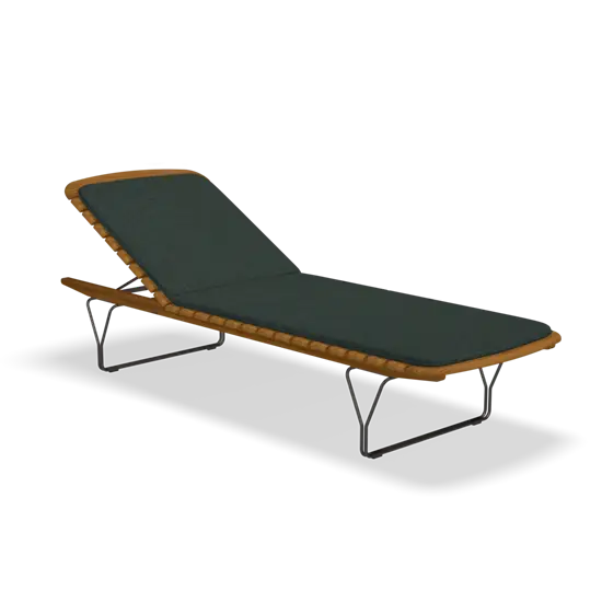 Solseng med mørkegrøn pude, træramme og metalben, moderne design.