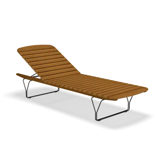 Solseng i bambus med metalramme og justerbar ryg. Slattedesign for udendørs afslapning.