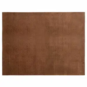 Rektangulært tæppe i cognac med glat overflade og sort, tekstureret anti-skrid bagside.
