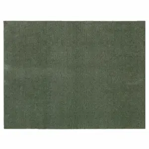 Rektangulært tæppe i støvet grøn med blød overflade og sort, tekstureret antiskrid-bagside.