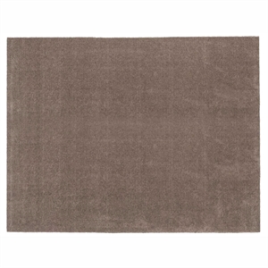 Sandfarvet rektangulært tæppe med mørk bagside synlig.