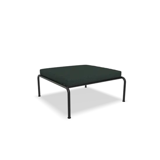 Firkantet ottoman med mørkegrønt stof og sort metalramme. Minimalistisk design.
