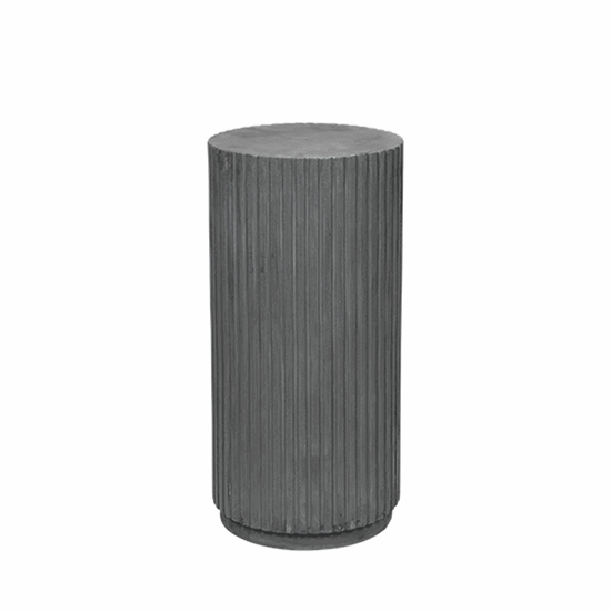 Cylindrisk piedestal med rillet design i mørk kulfarve, flad top, Ø38,5 x H78 cm.