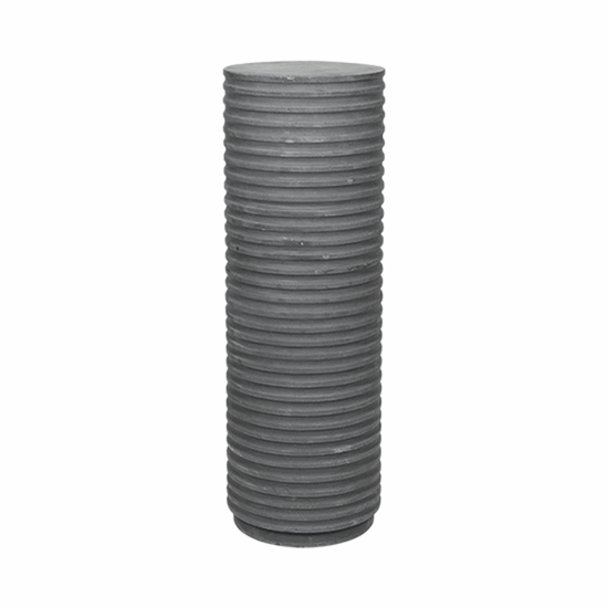 Cylindrisk piedestal med vandrette riller, ensfarvet overflade. Elegant og moderne design.