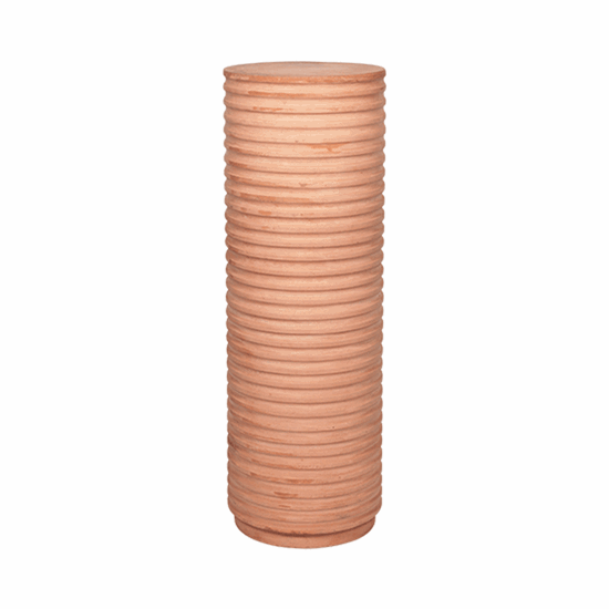 Cylindrisk piedestal med ribbet tekstur i kamelfarve, Ø36 x H106 cm.