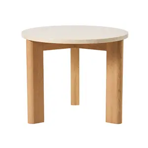 Rundt sofabord med lys marmorbordplade og tre robuste træben.