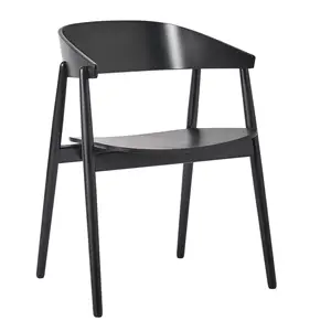 Sort armstol med buet ryg og armlæn i ét stykke, glat finish, fire ben.